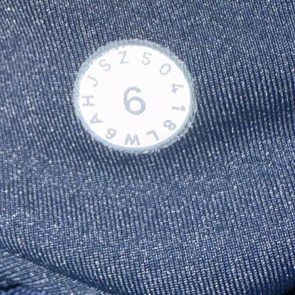 Lululemon In Movement High Rise Crop Everlux 19" Midnight Navy Sz 6 Like New - Picture 9 of 9